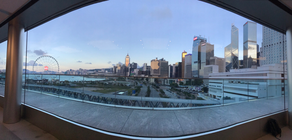 L'image du soir : un reflet d'Apple sur Hong Kong