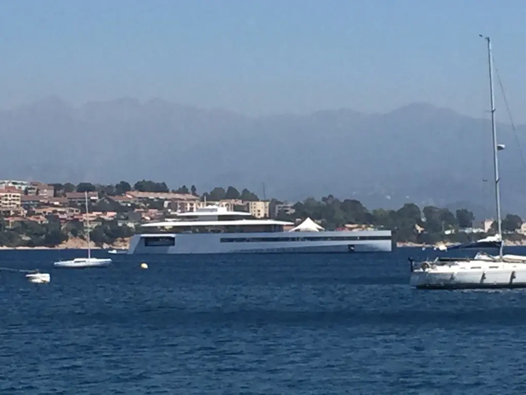 Le "yacht de Steve Jobs" visible dans le port d'Ajaccio (photos) - MAJ