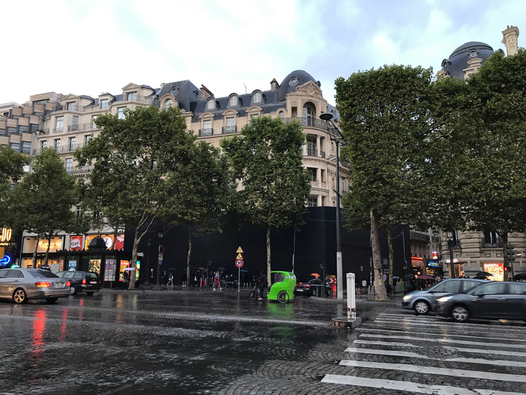 L'image du soir : l'Apple Store des Champs-Elysées a enfin sa palissade !