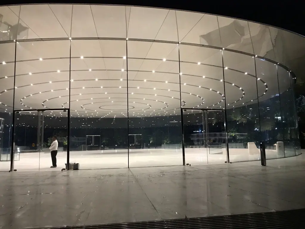 Apple Park : les journalistes arrivent devant le Steve Jobs Theater (photos)