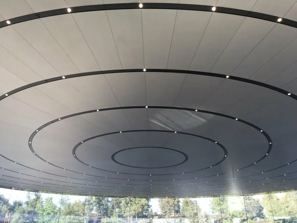 En direct de la keynote : Woz est là, une belle vue d'Apple Park, et  des badges !