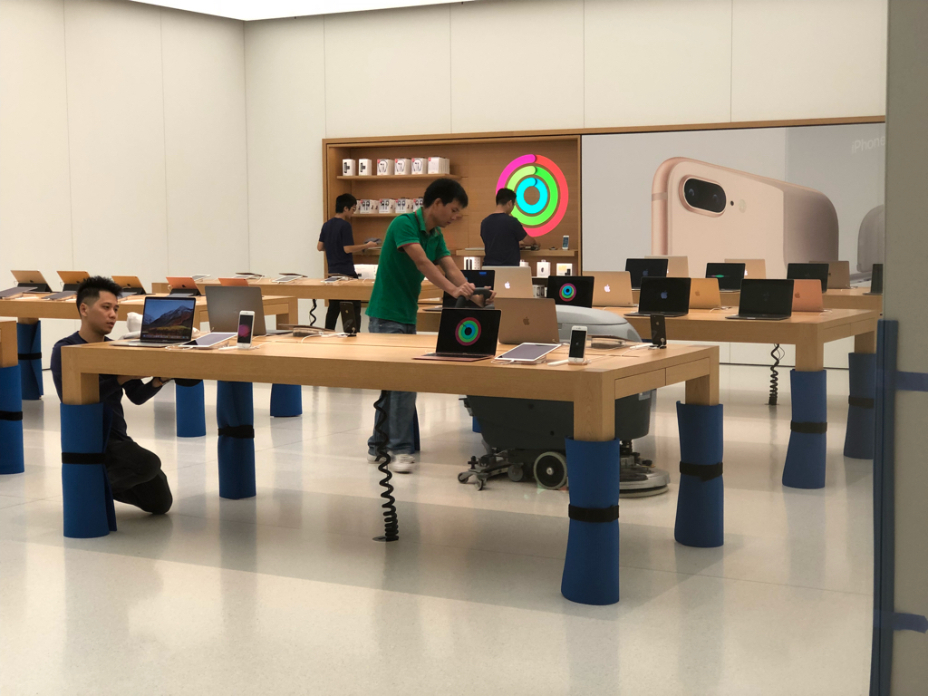 Dans les Apple Store, on ne plaisante pas avec la protection du mobilier (photos)