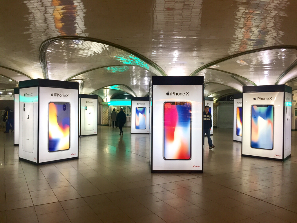 L'image du jour : l'iPhone X mis en boite à la station Saint Lazare