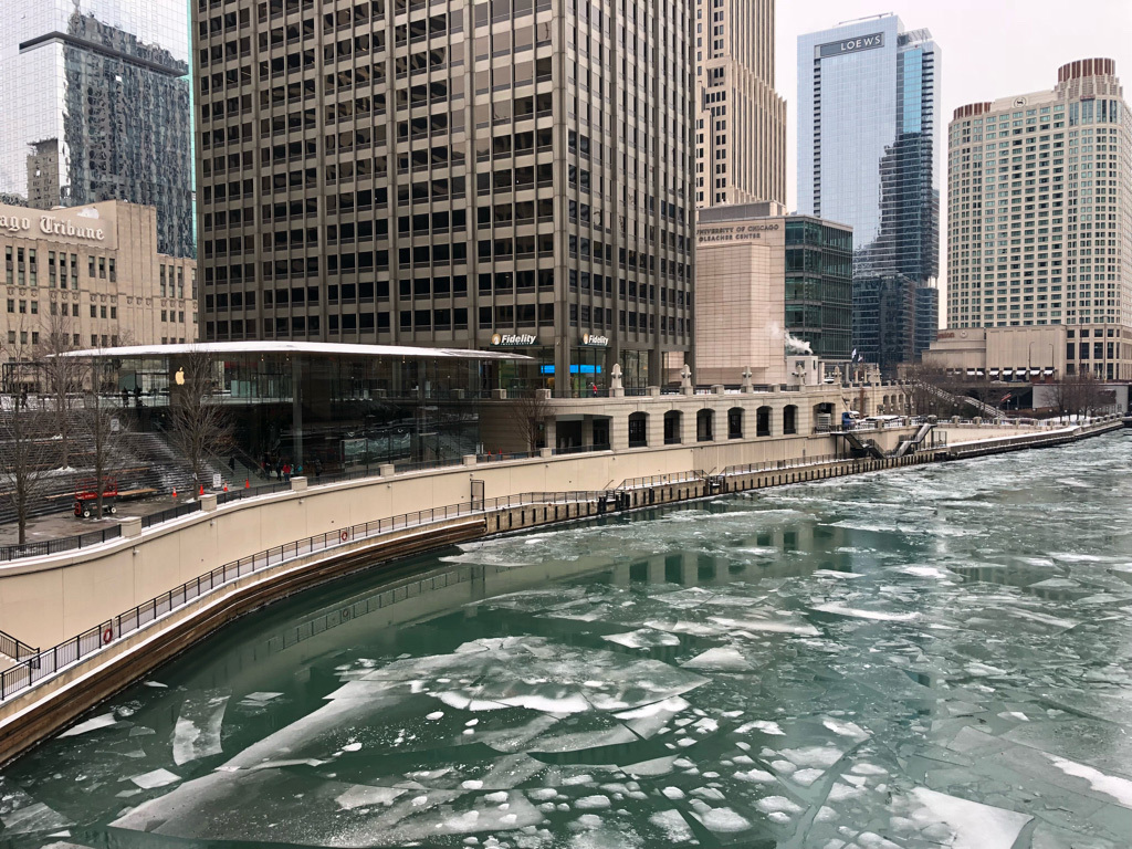 L'image du jour : de belles photos de l'Apple Store de Chicago sous la neige (et la glace)