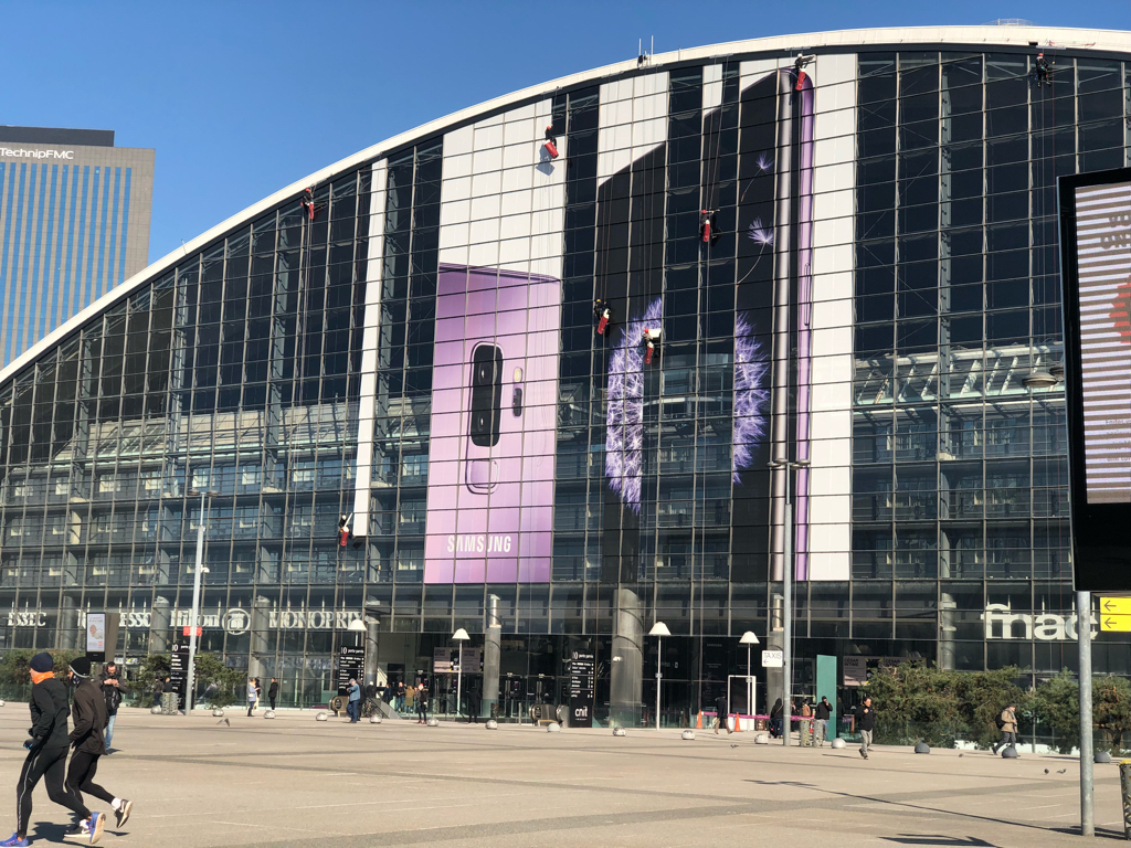 L’image du jour : Samsung affiche son Galaxy S9 sur le CNIT de La Défense