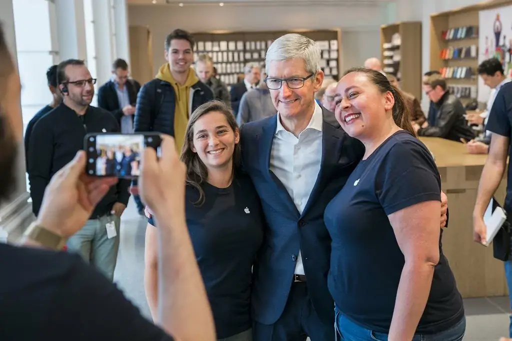 Pays-Bas : Tim Cook en visite surprise à l'Apple Store de La Haye