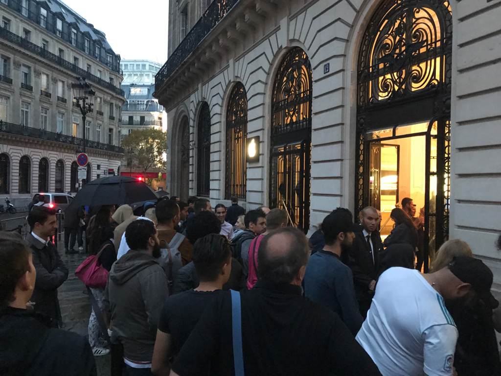 iPhone XS : les files d'attente se forment devant les Apple Store français