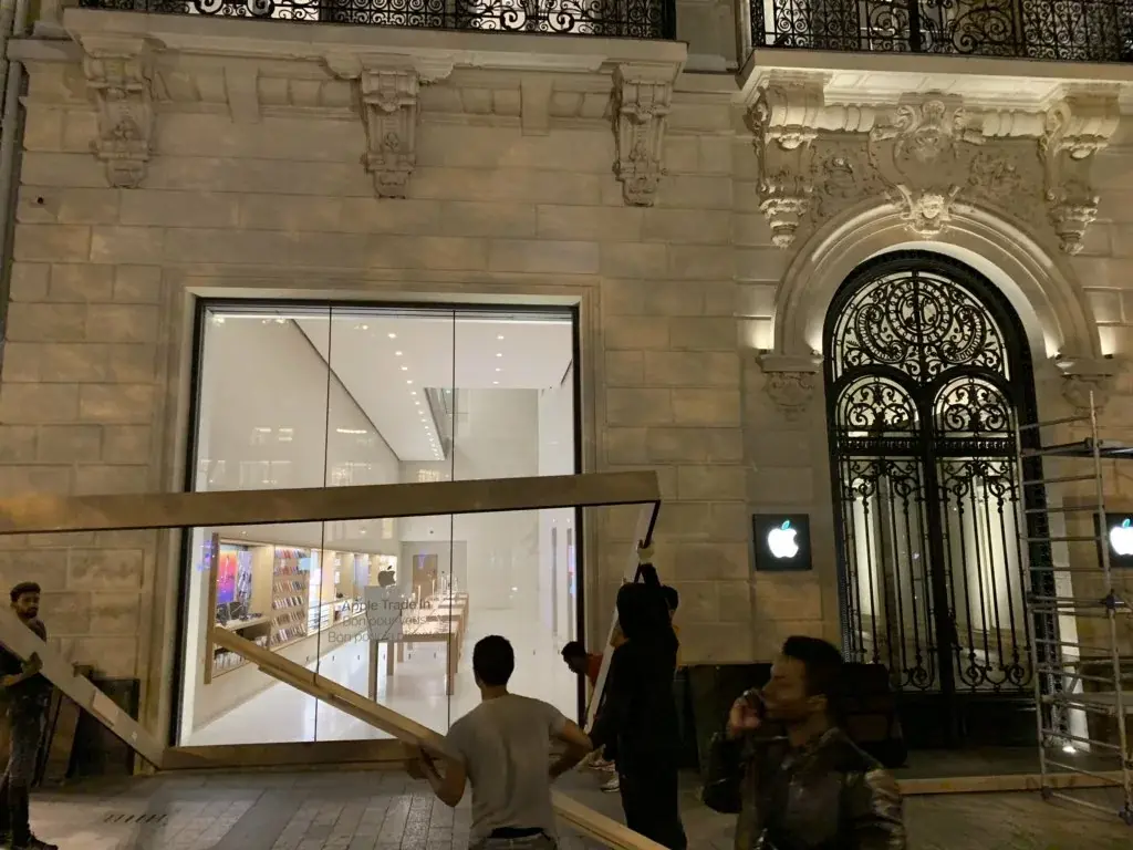 L'image du jour : Apple protège sa boutique des Champs-Elysées