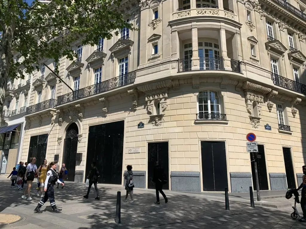 L'image du jour : Apple protège sa boutique des Champs-Elysées