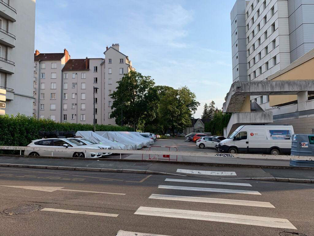 L’image du jour : il « pleut » des voitures Apple Maps sur les parkings de Besançon