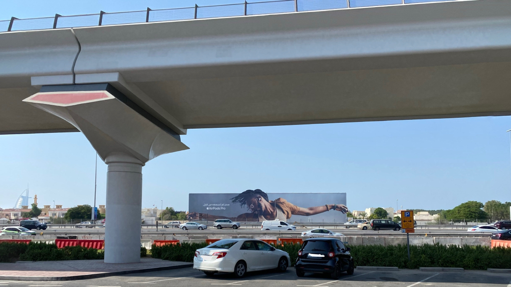 L'image du jour : les AirPods Pro s'affichent en grand à Dubaï et à Paris