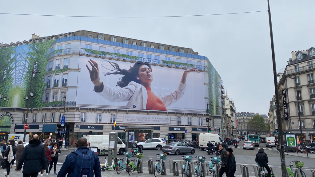 L'image du jour : les AirPods Pro s'affichent en grand à Dubaï et à Paris