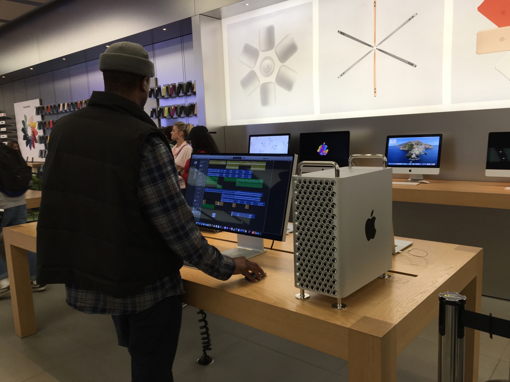 L'image du jour : le Mac Pro et l'écran Pro XDR visibles en Apple Store