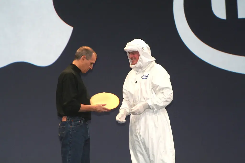 Steve Jobs recevant un "CPU wafer" des mains du CEO d'Intel annonçant le passage aux processeurs Intel pour les Mac.