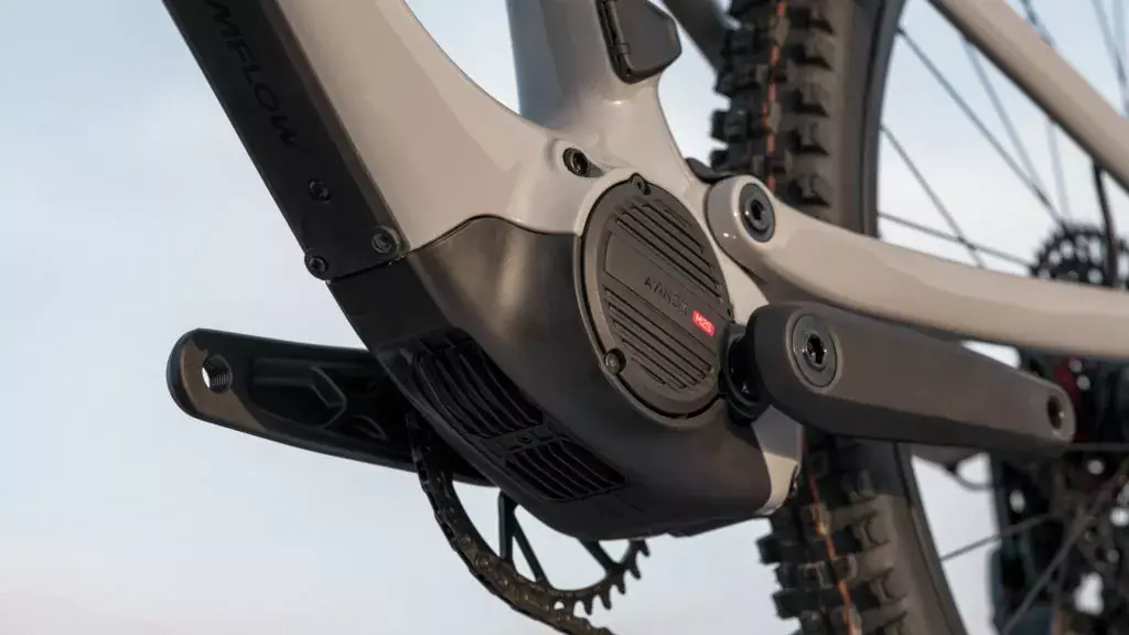 Amflow PR et PX Carbon propuls&eacute;s par les moteurs Avinox M2 avec de la techno de drone dedans