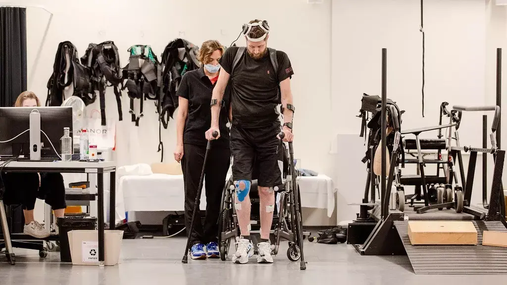 Le pont digital européen ou interface cerveau-machine, développé par Onward Medical avec le centre de recherche biomédicale CEA Clinatec de Grenoble, a permis à un patient prénommé Gert-Jan de remarcher après qu’un accident de vélo l’ait rendu paraplégique