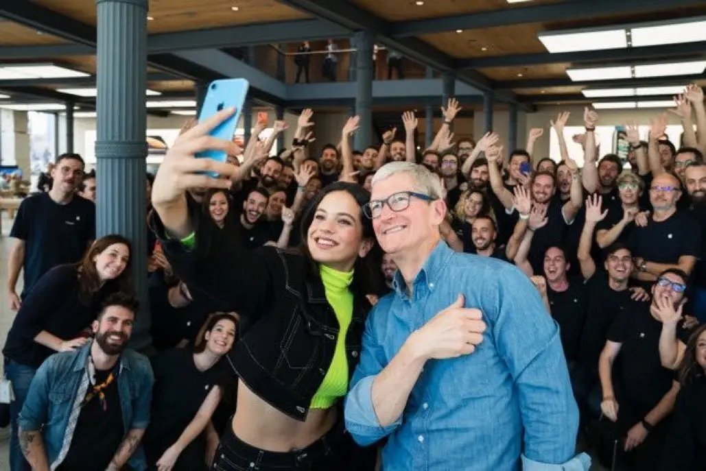 L’image du soir : Tim Cook fait la promo du HomePod en Espagne ! (ou de l’iPhone XR)