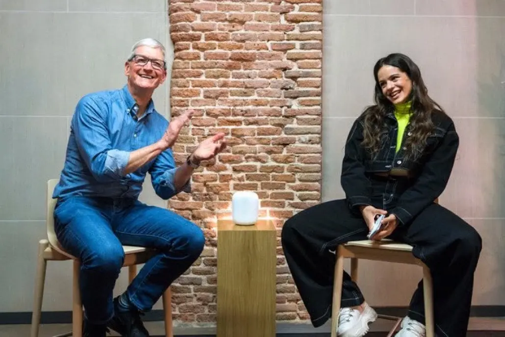 L’image du soir : Tim Cook fait la promo du HomePod en Espagne ! (ou de l’iPhone XR)