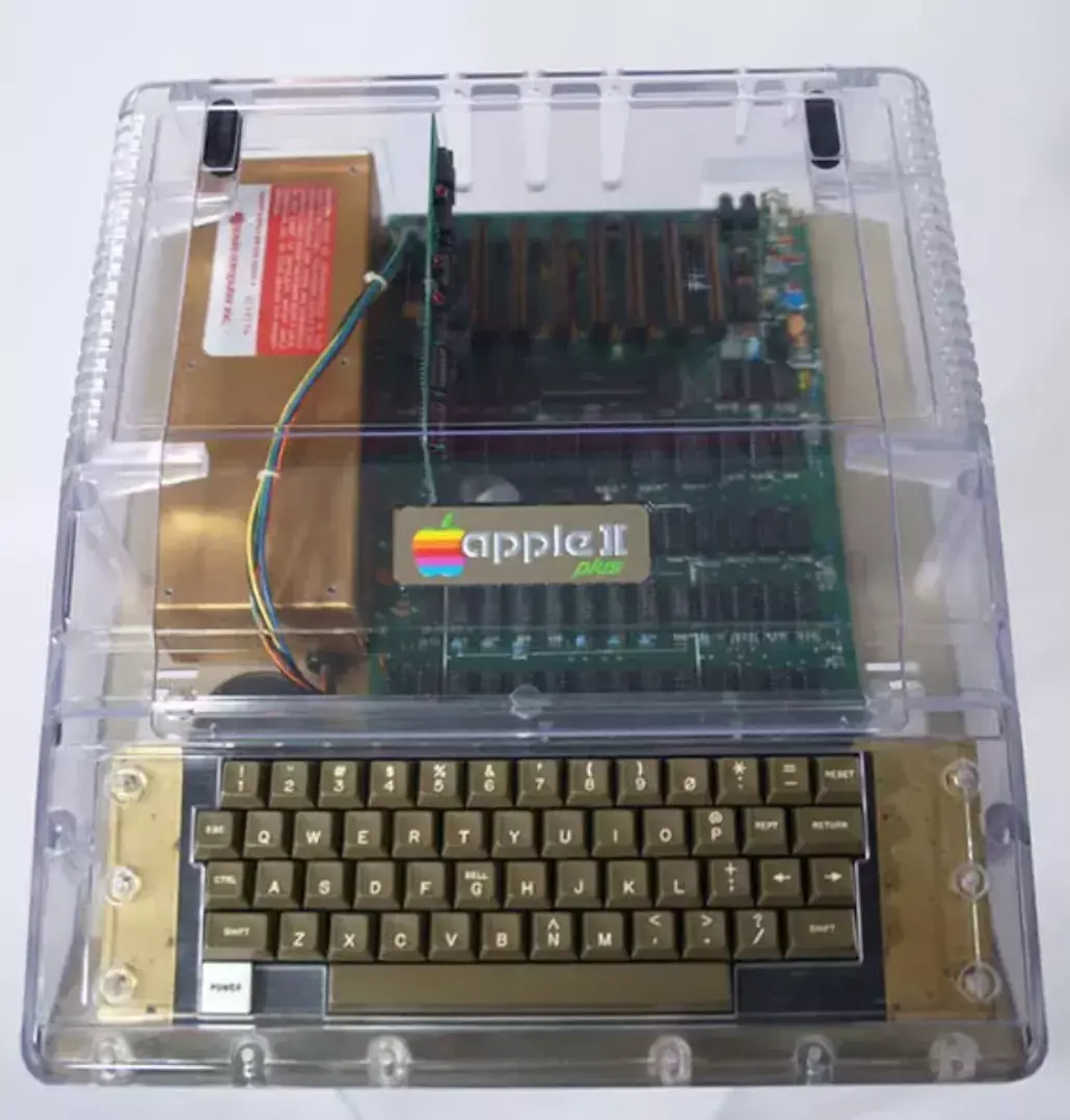 Ils lancent un projet sur kickstarter pour créer un boitier transparent pour un Apple II