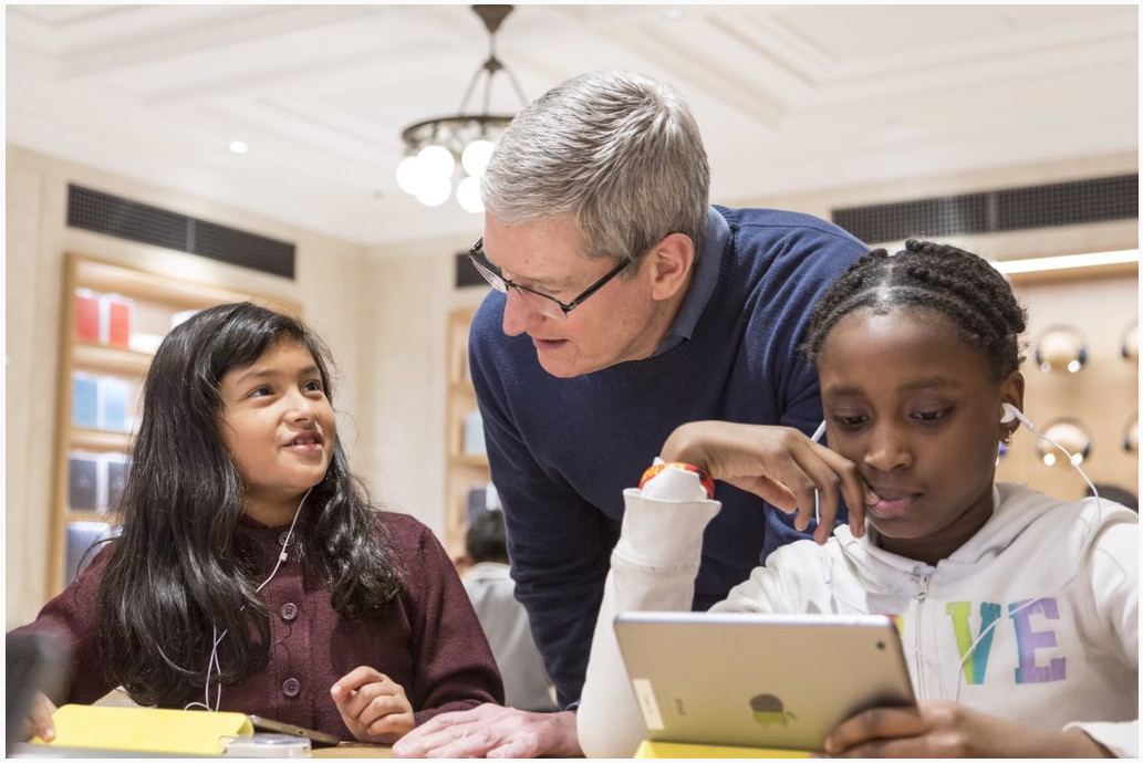 Tim Cook prend la pose avec les codeurs de demain