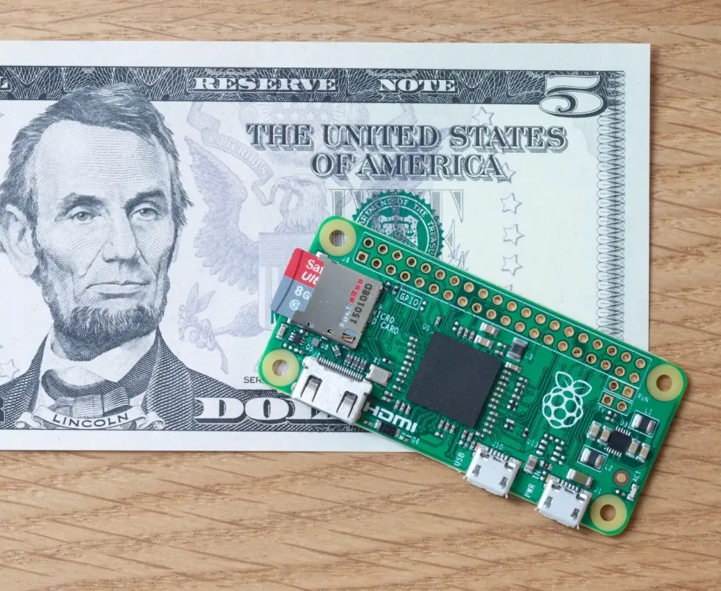 Le Raspberry Pi Zero : l'ordinateur qui coûte seulement 5$ (ou pas)