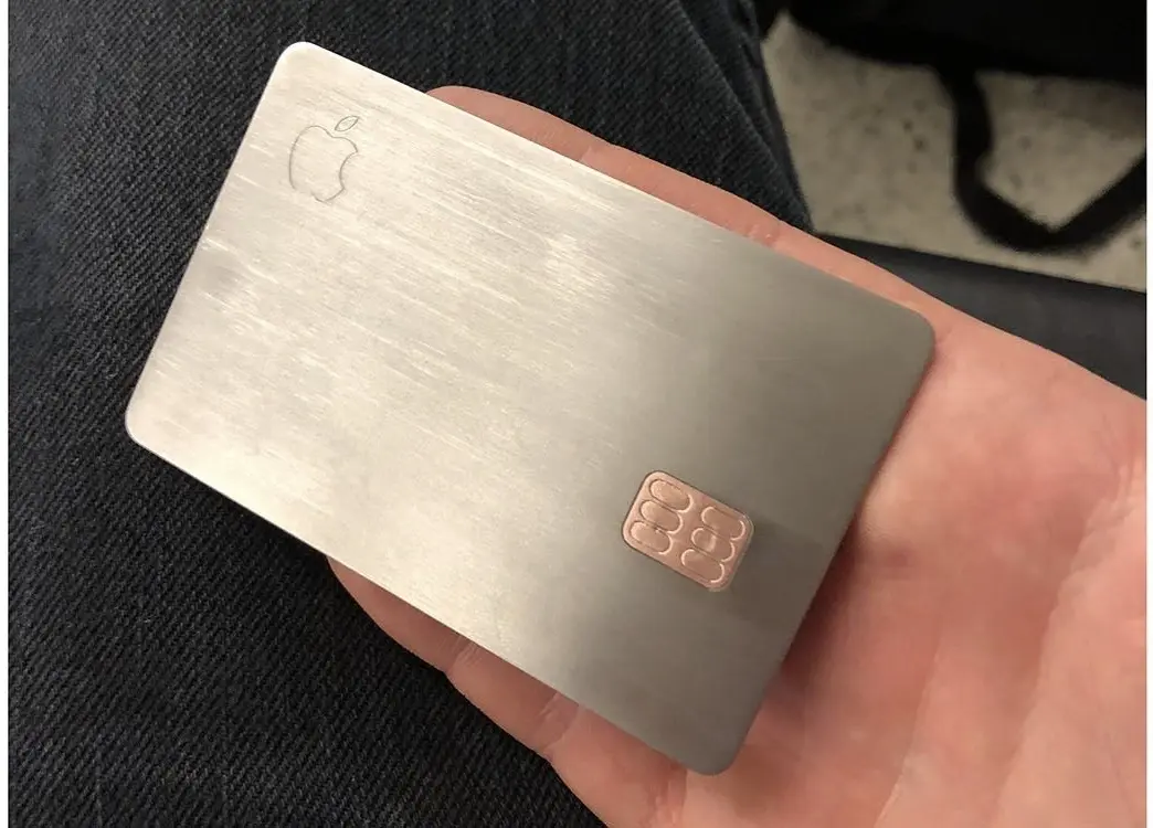 Insolite : une Apple Card mise à nue, 100% métal (photo)