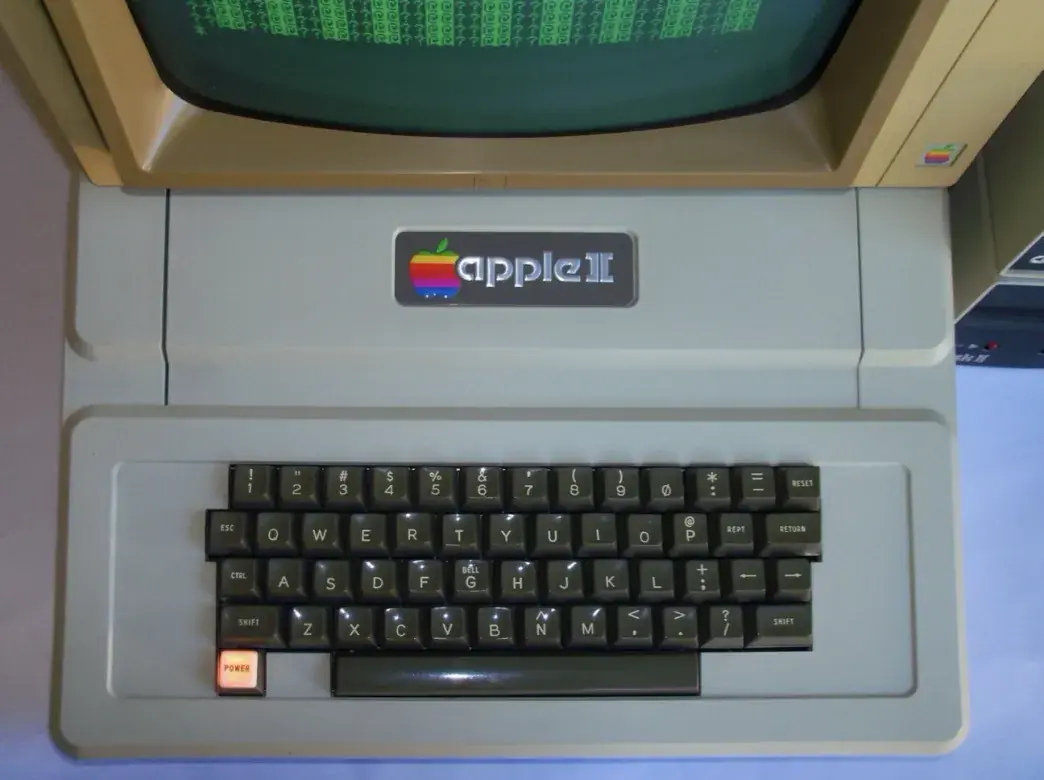 L'Apple II&nbsp;: un clavier avec des touches et une disposition qui vont changer avec le temps.