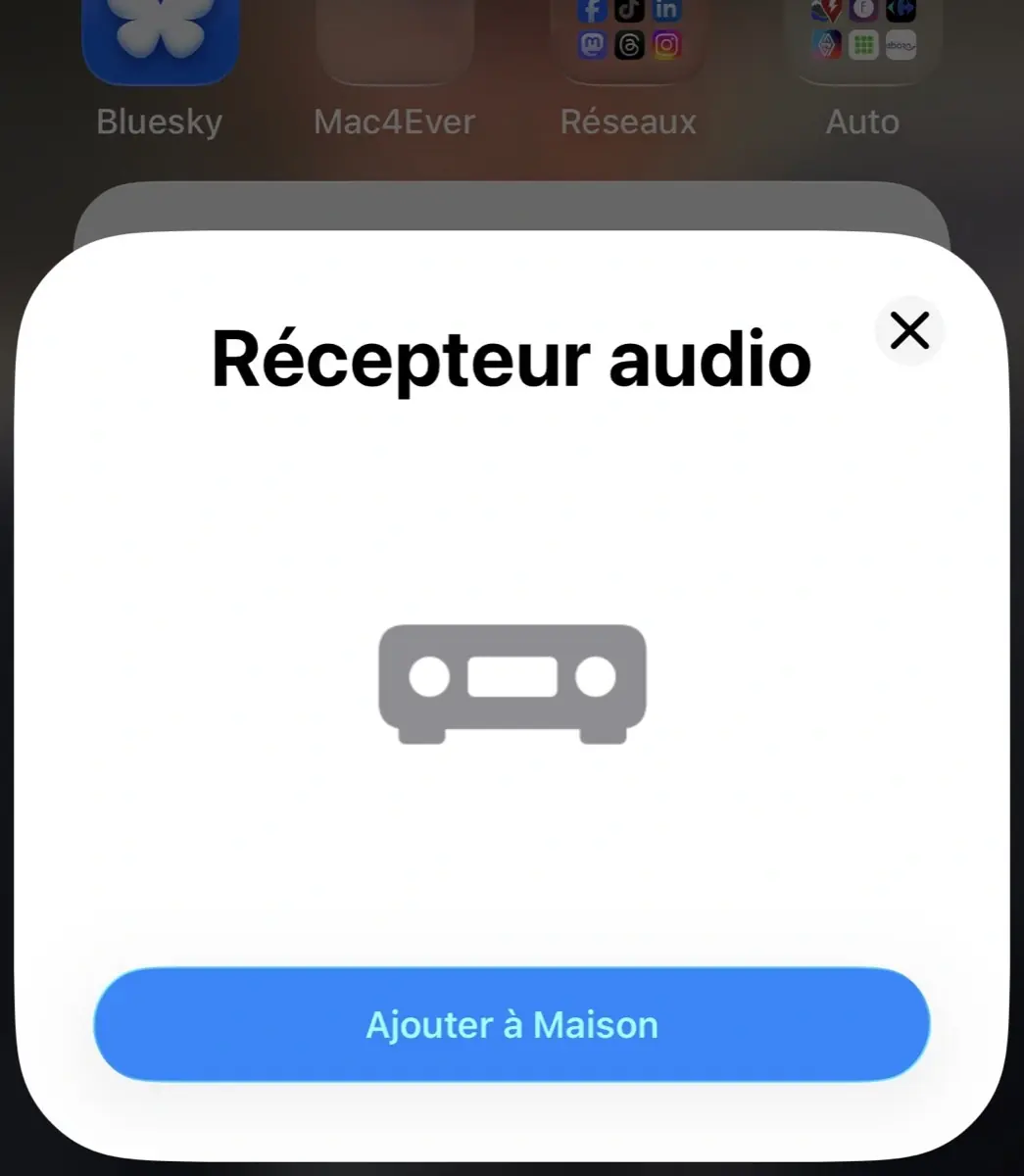 Une fois votre iPhone pos&eacute; sur l'appareil, la magie du NFC vous permet de lancer la configuration.