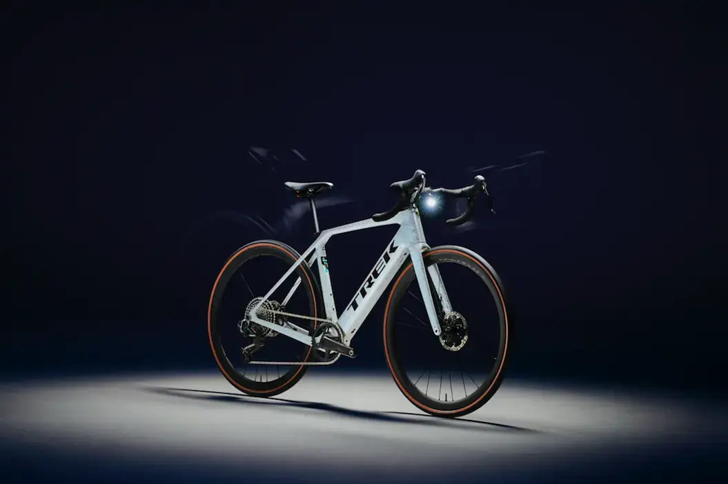 Trek pr&eacute;sente un v&eacute;lo de route &eacute;lectrique l&eacute;ger, avec 185 km d'autonomie