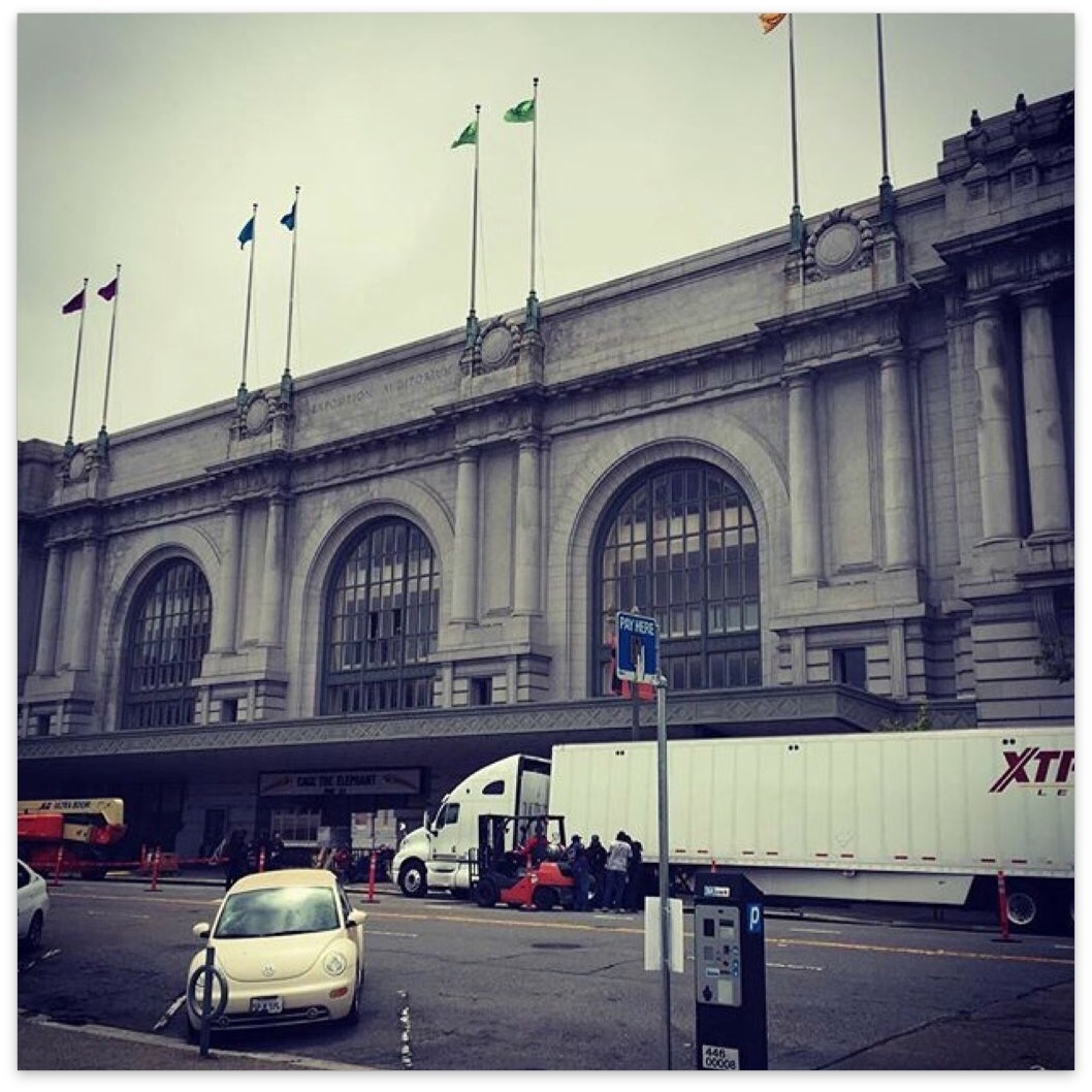 Keynote : Apple prépare le Bill Graham Civic Auditorium (avec des tubes jaunes chelous)