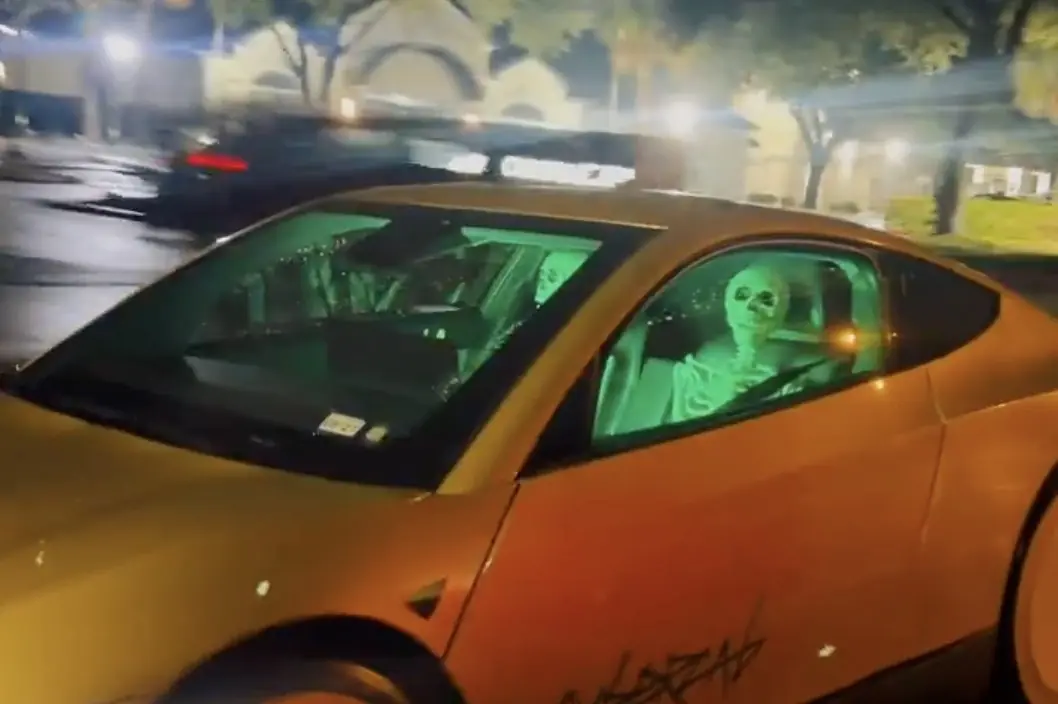 Tesla l&acirc;che un Cybercab plein de squelettes dans Austin pour Halloween