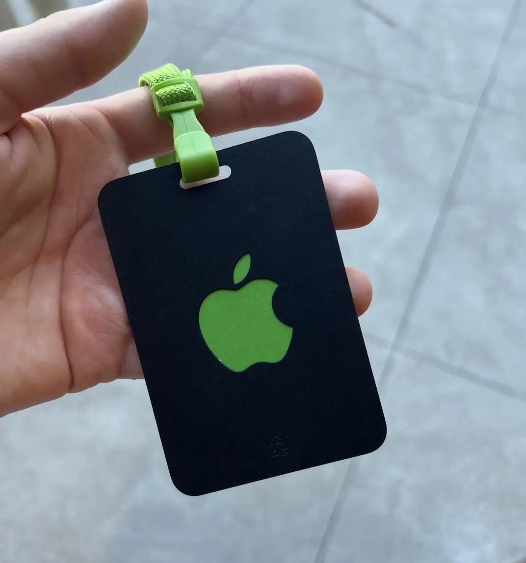 En direct d'Apple Park : arrivée des journalistes, petit dej', et un joli badge...