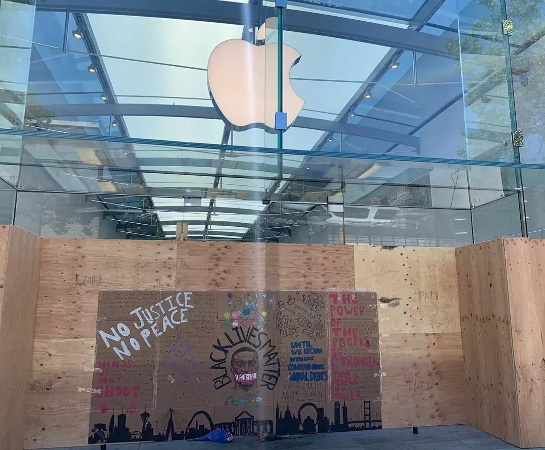 L’image du jour : les Apple Store US se parent de messages pacifiques #BlackLivesMatter