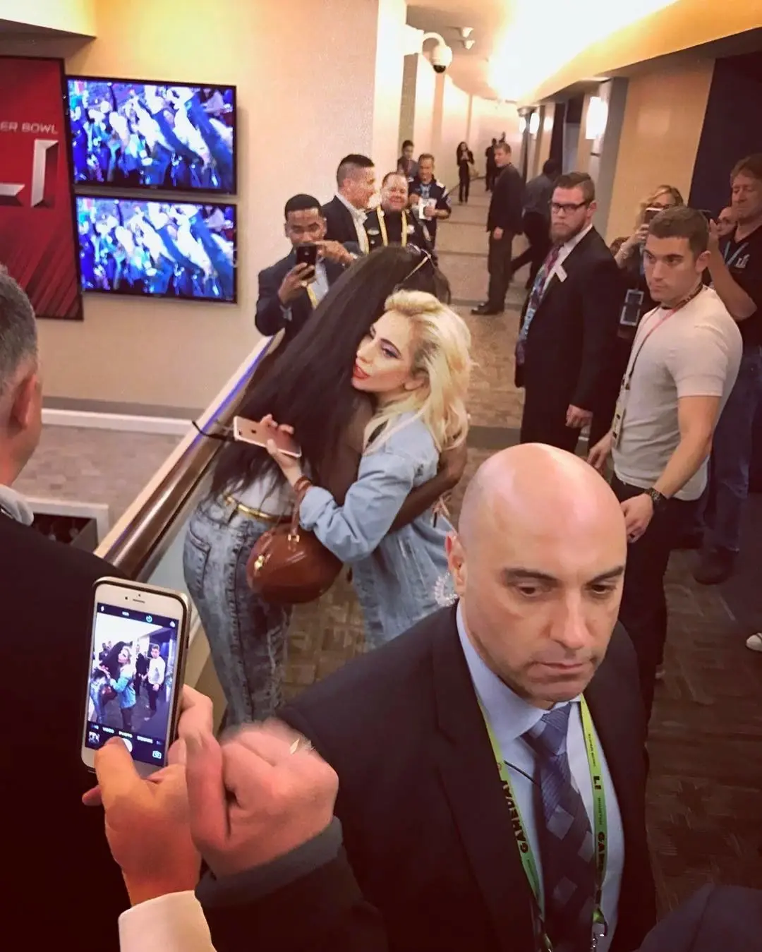 L'image du jour : Bozoma Saint John (Apple Music) et Lady Gaga en coulisses du Super Bowl