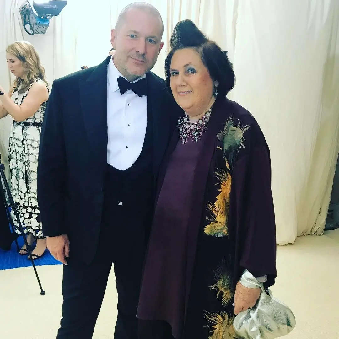 Jony Ive au Gala du Met, avec de jolies dames (mais c'est pour la bonne cause !) [photo]