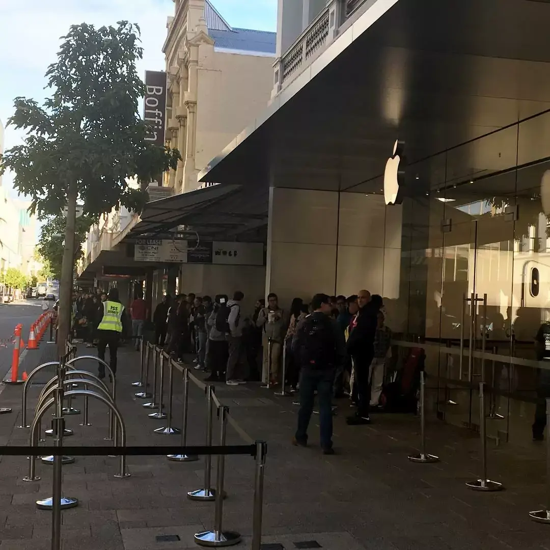 Les Apple Store ont ouvert leurs portes et les premiers iPhone X sont déjà partis...