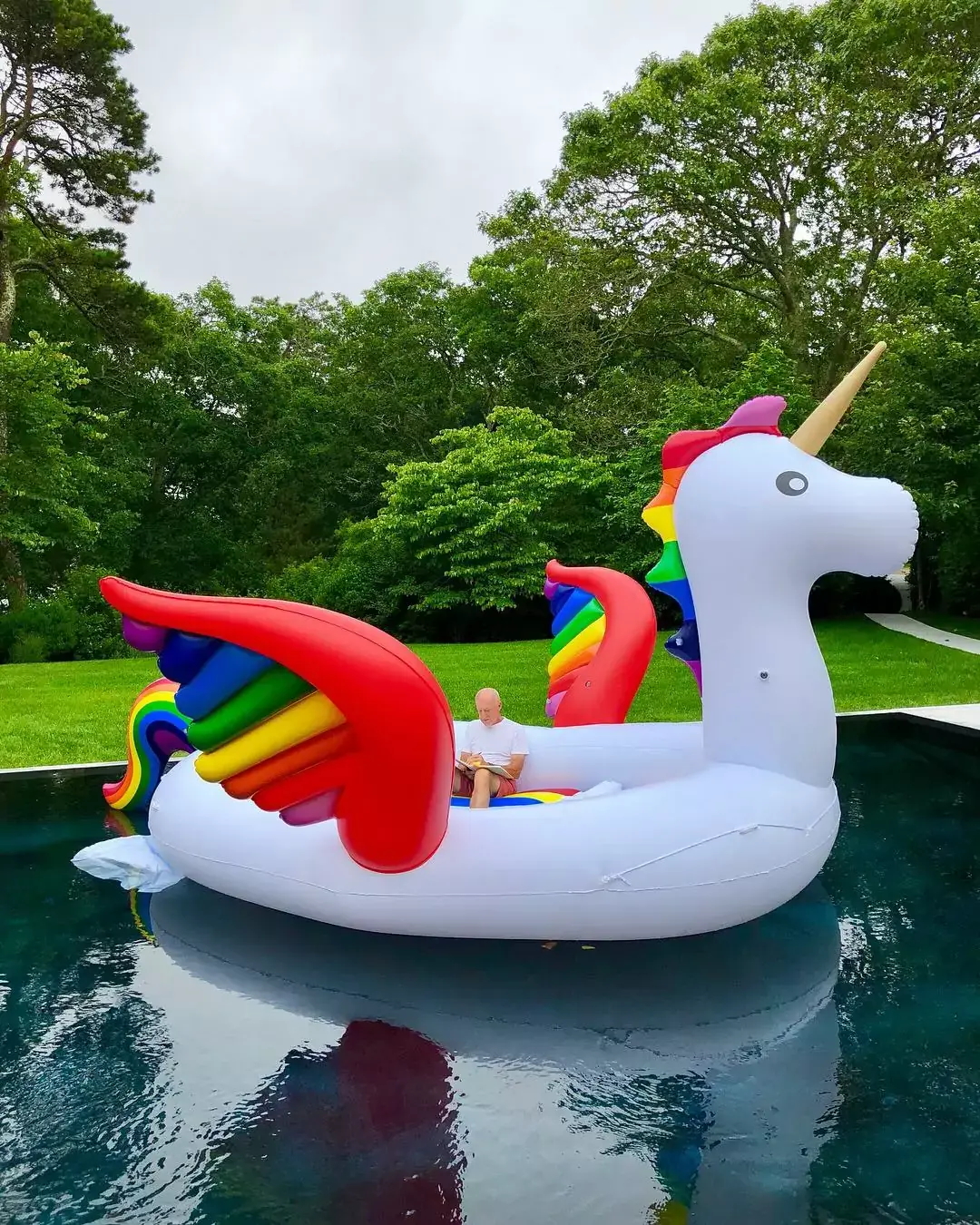 People avec une licorne (Alessandra Ambrosio, Kit Harrington, Justin, Emily)