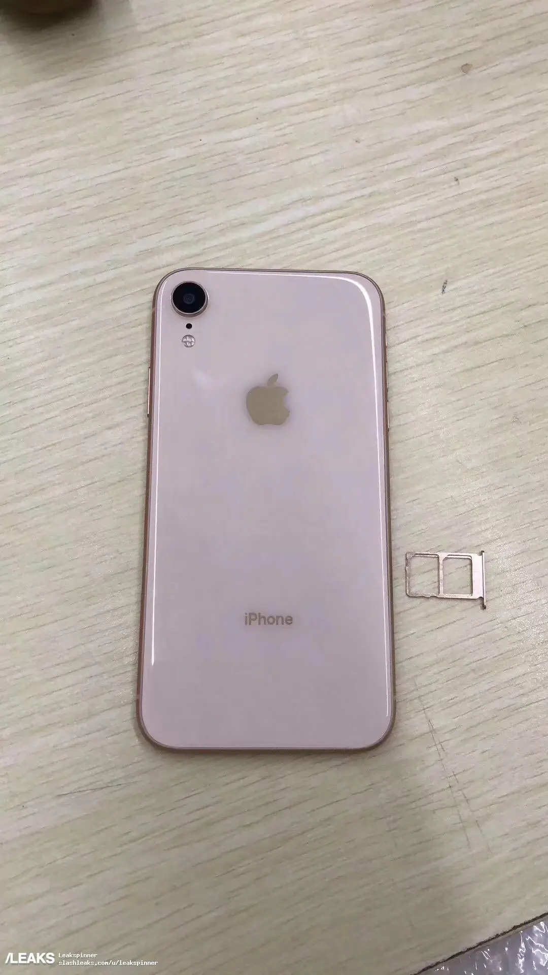 L'image du jour : un vrai proto d'iPhone Xc (LCD, 6,1"), avec ses trois couleurs (et sa double-SIM)