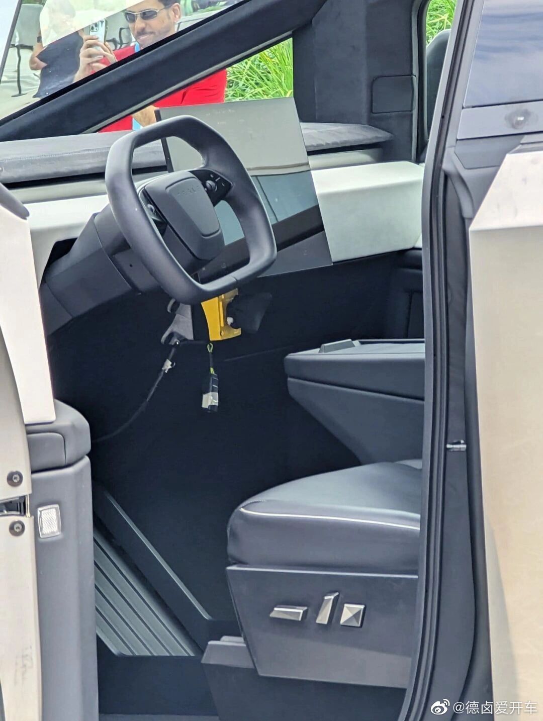 L'intérieur du Tesla Cybertruck a fuité ! (avec un volant inédit !)