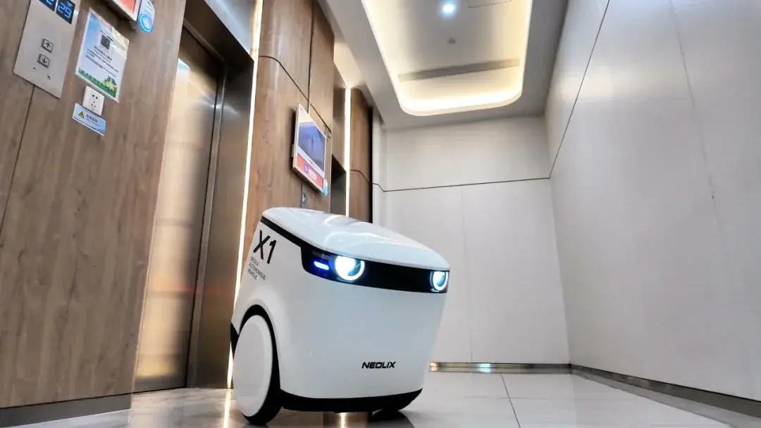 Ils foncent dans le b&eacute;ton frais&nbsp;: les vid&eacute;os folles des 10 000 robots-livreurs l&acirc;ch&eacute;s en Chine