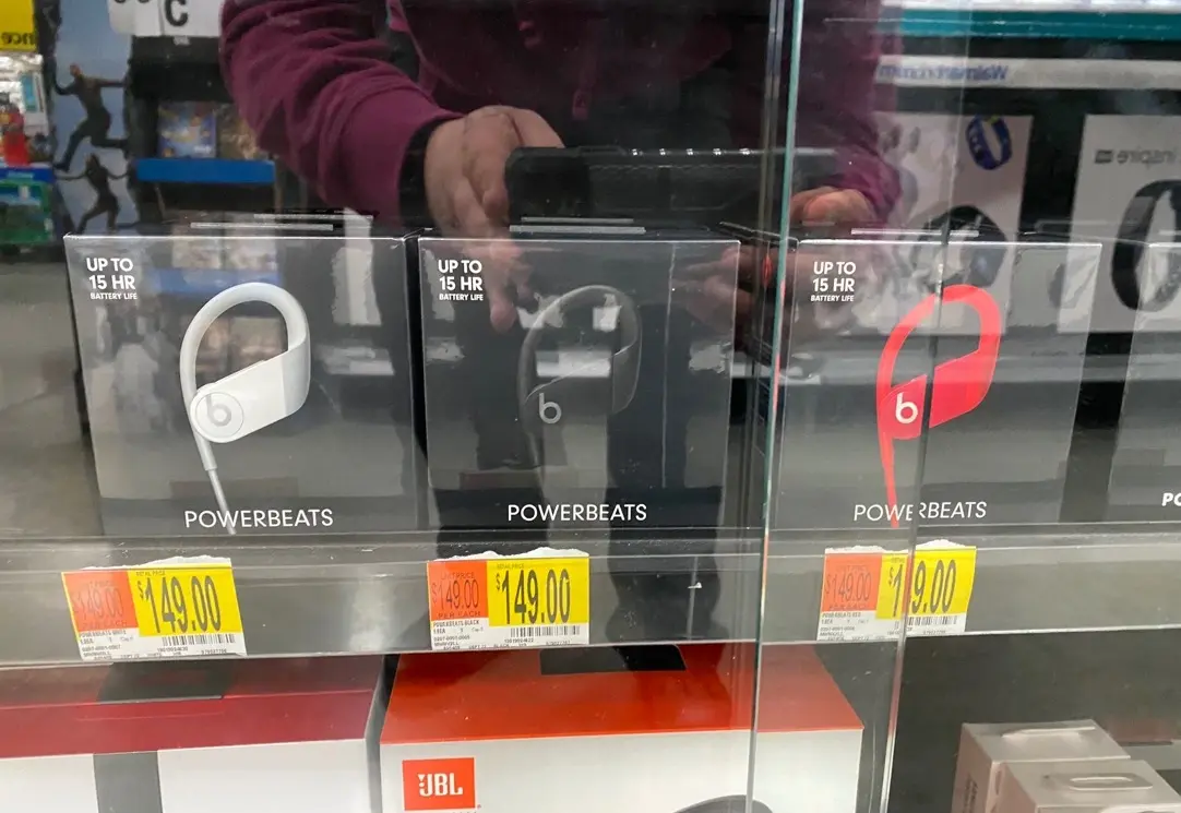 L'image du jour : Walmart met les Powerbeats4 en rayon avant l'heure