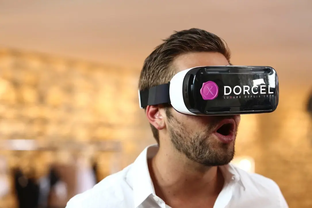 #NSFW : Marc Dorcel se lance dans la réalité virtuelle et propose deux films gratuits