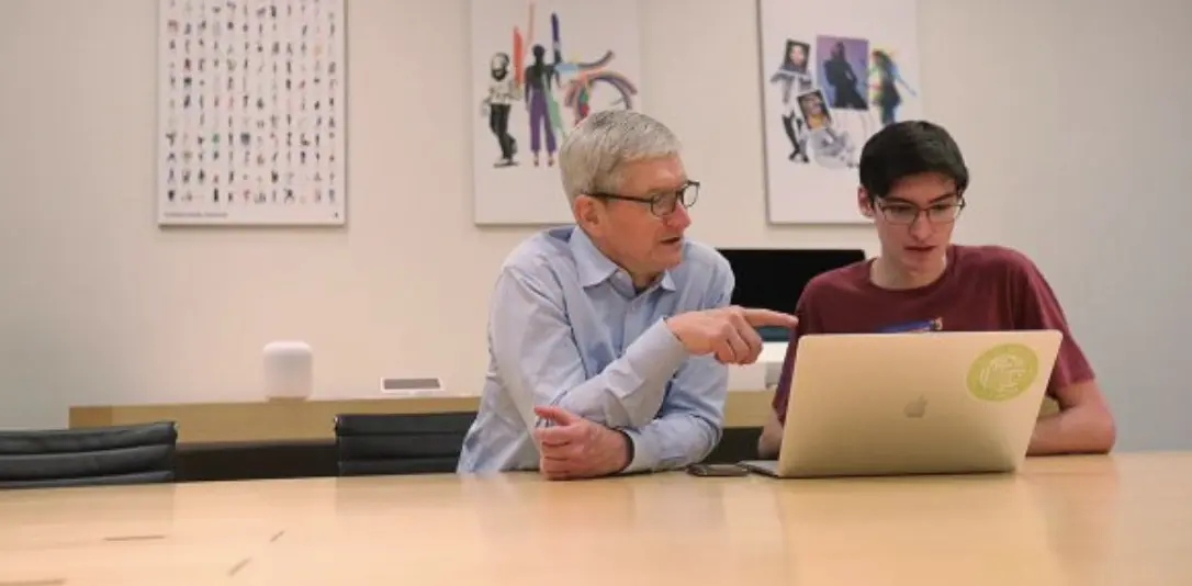 L'image du jour : Tim Cook à la rencontre d'un étudiant gagnant d'un ticket pour la WWDC