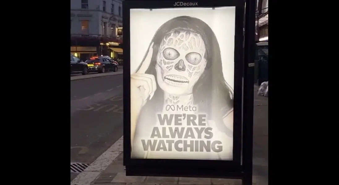 Des activistes couvrent des abribus de Londres de fausses pubs Meta contre les lunettes espionnes