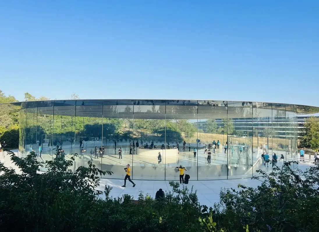 En direct d'Apple Park : arrivée des journalistes, petit dej', et un joli badge...