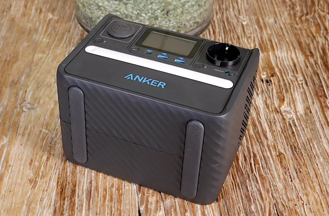 Test Anker 521 : une batterie externe avec prise 220V, allume-cigare, éclairage et USB