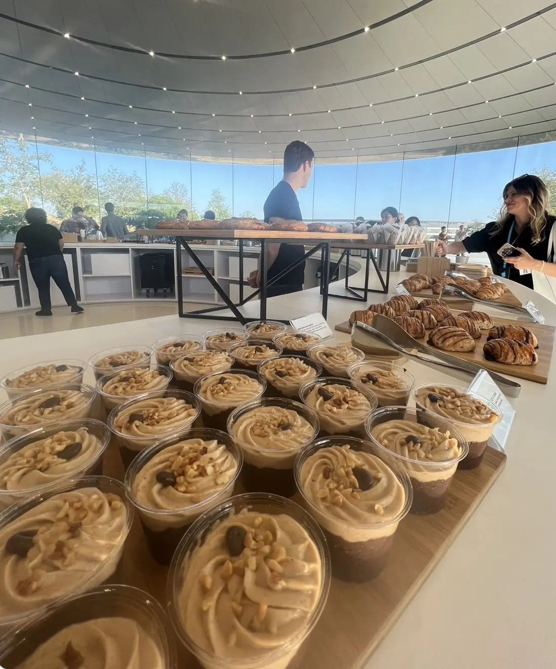 En direct d'Apple Park : arrivée des journalistes, petit dej', et un joli badge...