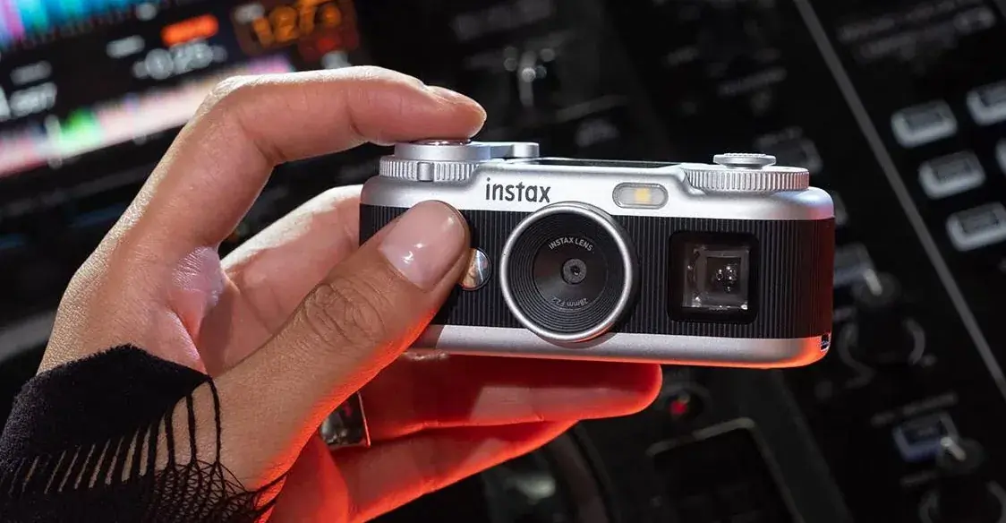Instax Pal 2&nbsp;: look argentique, vrai viseur et 70 euros de plus