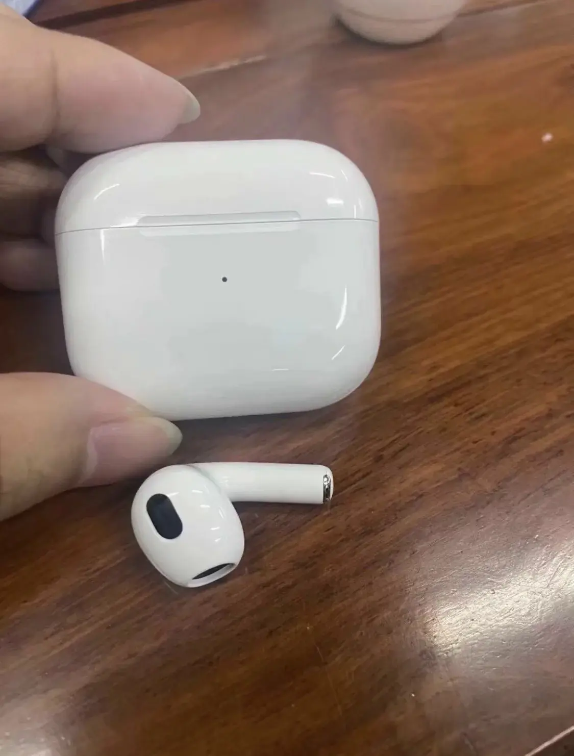 Seraient-ce des photos en fuite des AirPods 3 ?