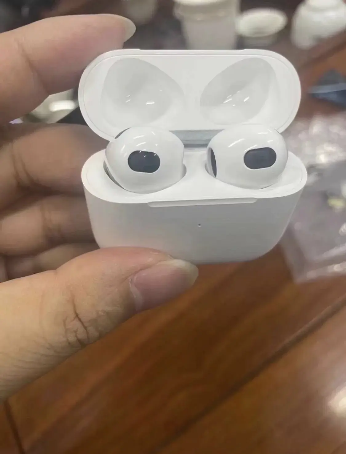 Seraient-ce des photos en fuite des AirPods 3 ?